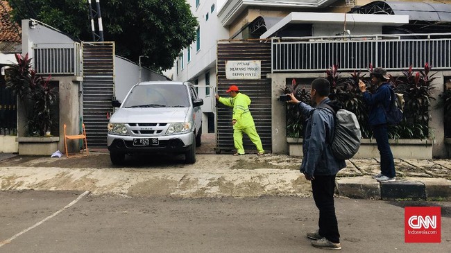 Aktivitas di Kantor DPP PDIP meningkat seiring kegiatan penegakan hukum oleh KPK usai penangkapan Komisioner KPU Wahyu Setiawan.