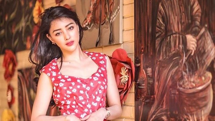 Netizen mengomentari wajah Siwi Sidi yang dianggap tidak secantik di foto Instagram. Tapi, pramugari Garuda ini enggak marah, malah membalasnya dengan senyuman.