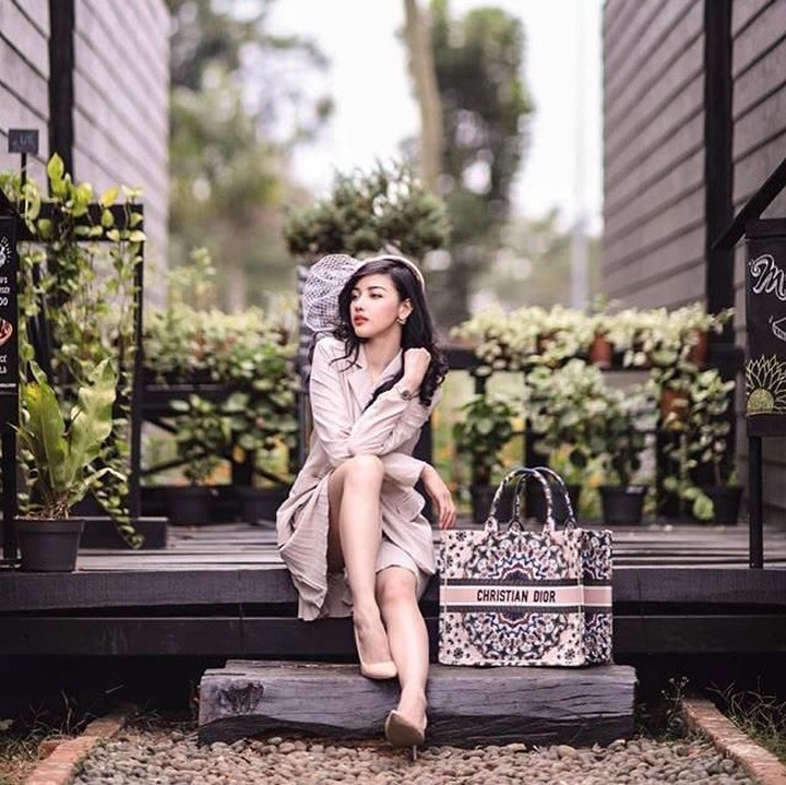 <p>Siwi juga kerap menggunakan barang-barang merek terkenal, Bun. (Foto: Instagram @w_hadinata)</p>
