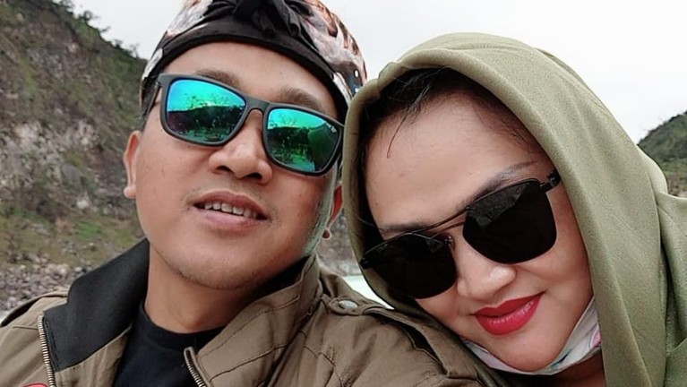 Lina, mantan istri Sule meninggal dunia pada Sabtu (4/1). Hal ini menyisakan duka mendalam bagi keluarga yang ditinggalkan. Berikut potret mesra Teddy dan Lina.