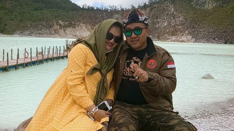 Lina, mantan istri Sule meninggal dunia pada Sabtu (4/1). Hal ini menyisakan duka mendalam bagi keluarga yang ditinggalkan. Berikut potret mesra Teddy dan Lina.