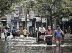 Update Banjir DKI Sore Ini: 20 RT di Jakbar-Jaksel Masih Kebanjiran
