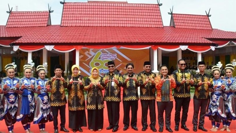Gubernur Kalsel H Sahbirin Noor mengatakan pemerintah dan masyarakat Kabupaten Barito Kuala wajib bersyukur atas keberhasilan pembangunan yang telah dicapai.