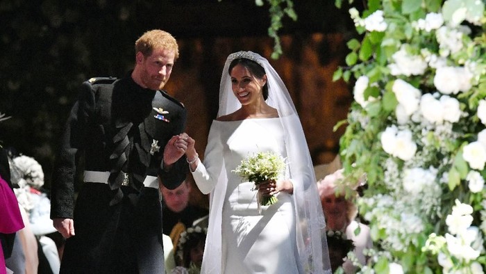 img-title Melihat Kembali 3 Kontroversi di Balik Gaun Pernikahan Meghan Markle yang Mewah