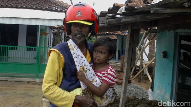 Setiap hari, pria asal Jawa Tengah ini berjualan roti keliling sambil menggendong putrinya yang sakit. Kisahnya pun viral dan mengundang simpati netizen.