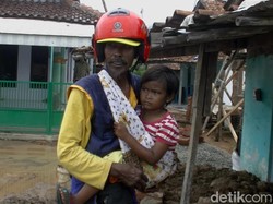 Bertemu Tarmuji, Penjual Roti Viral karena Selalu Gendong Putrinya