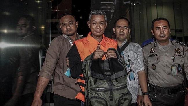 Tim KPK melakukan penggeledahan di ruang kerja Wahyu Setiawan di kantor sementara KPU di Mess Bank Indonesia.