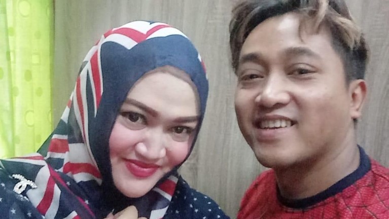 Lina, mantan istri Sule meninggal dunia pada Sabtu (4/1). Hal ini menyisakan duka mendalam bagi keluarga yang ditinggalkan. Berikut potret mesra Teddy dan Lina.