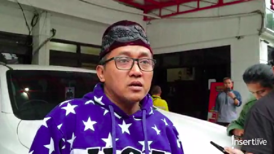 Paranormal Mbak You dan Teddy beradu argumen soal peci yang dituding memiliki kekuatan mistis.