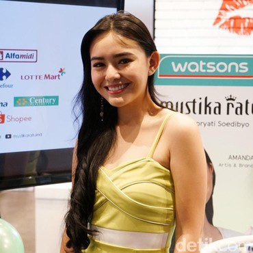 Nggak Syuting-syuting, si Seksi Amanda Manopo Jualan Baju Bekas