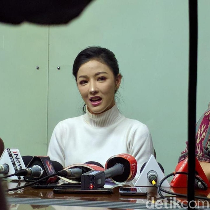 <p>Pertama kali muncul ke publik, inilah penampilan Siwi Sidi yang terbaru saat konfrensi pers di depan media. (Foto: Jefrie/detikcom)</p>