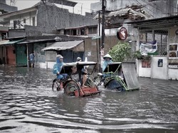 Aksi Becak di Banjir Jakarta