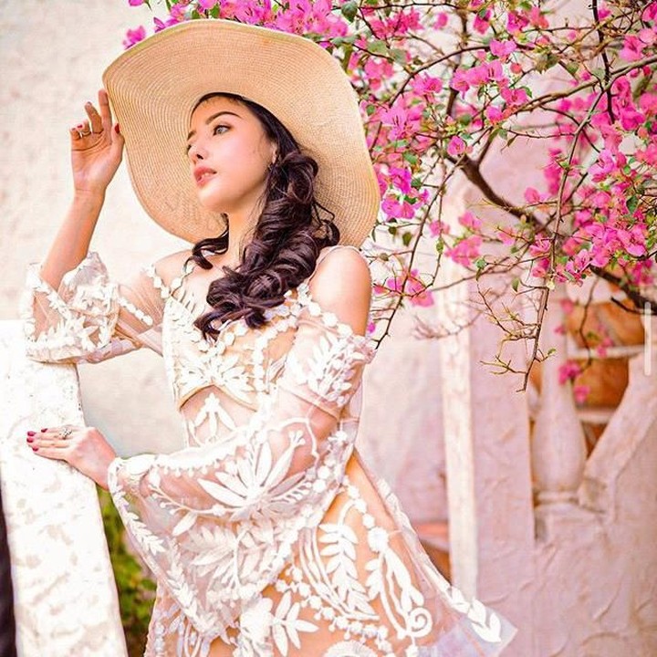 <p>Mengenakan gaun putih keemasan, Siwi bergaya bak model. (Foto: Instagram @w_hadinata)</p>