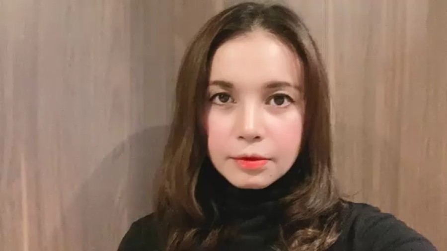 Wajah Rossa tampak sangat berbeda dalam video yang diunggahnya baru-baru ini, netizen mengira hasil permak.
