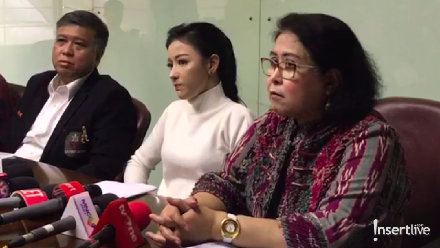 Siwi Sidi menangis ketika meminta publik untuk berhenti mengkaitkan isu yang sedang menerpanya dengan sang ibunda.
