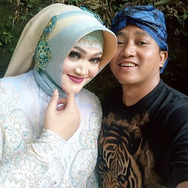 7 Potret Teddy & Almarhumah Lina Dalam Kenangan