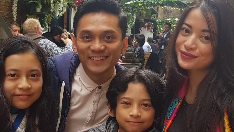 Suami Angie 'Virgin' tengah jadi sorotan media Inggri. Aksi penyelamatannya sebagai polisi di Inggris menjadi sorotan. Berikut 5 fakta suami Angie 'Virgin'.