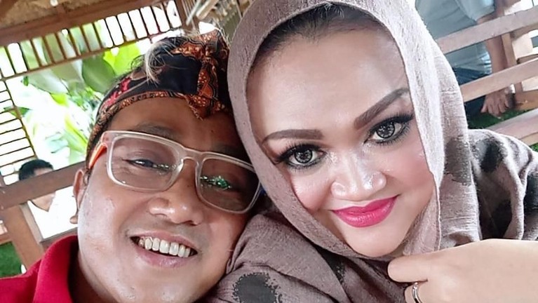 Lina, mantan istri Sule meninggal dunia pada Sabtu (4/1). Hal ini menyisakan duka mendalam bagi keluarga yang ditinggalkan. Berikut potret mesra Teddy dan Lina.
