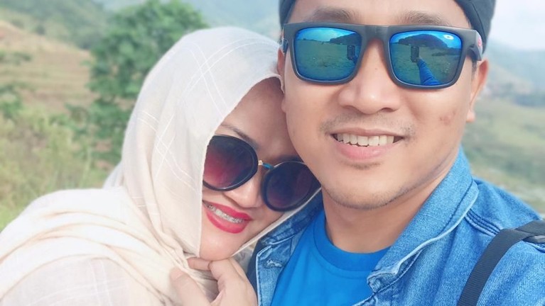 Lina, mantan istri Sule meninggal dunia pada Sabtu (4/1). Hal ini menyisakan duka mendalam bagi keluarga yang ditinggalkan. Berikut potret mesra Teddy dan Lina.