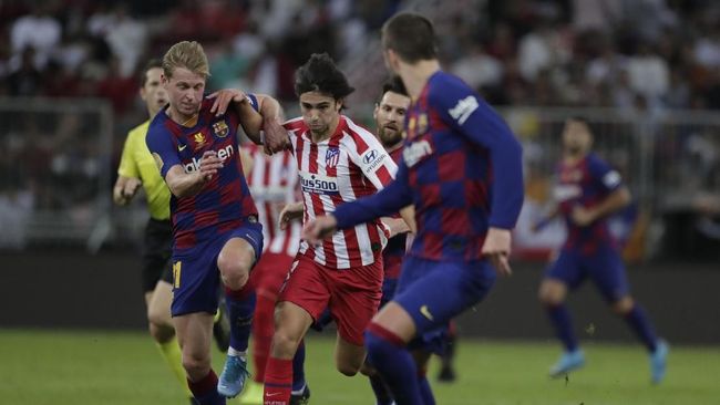 Barcelona vs Atletico Madrid Atletico Madrid's Joao Felix, right, fights for the ball with Barcelona's Frenkie de Jong during the Spanish Super Cup semifinal soccer match between Barcelona and Atletico Madrid at King Abdullah stadium in Jiddah, Saudi Arabia, Friday, Jan. 10, 2020. (AP Photo/Amr Nabil)