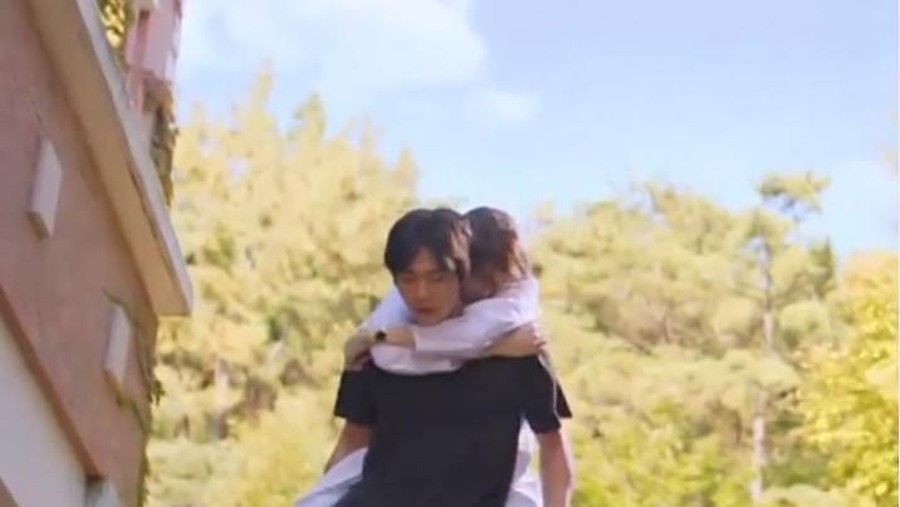 2. Dibintangi aktor berbakat Drama Dr. Romantic 2 langsung menjadi sorotan di tayangan perdananya.