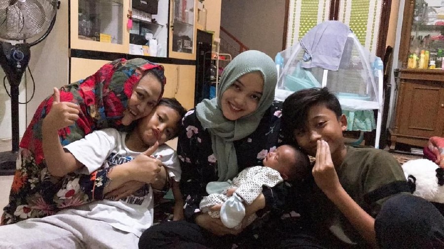 Keluarga mengungkap jika Tedy lebih percaya jika anak bontotnya dengan Lina diasuh oleh orang lain daripada keluarga almarhumah.