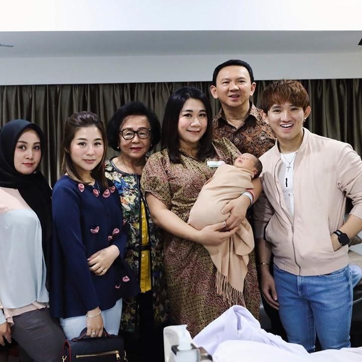 <p>Yosafat dikelilingi orang-orang tercinta./ Foto: Instagram @fdphotography90</p>