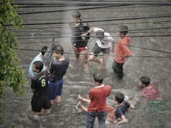 Aksi Anak-anak di Kebanjiran Jakarta