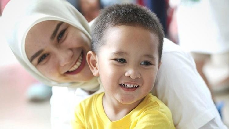 Putra Zaskia, Bhai Kaba Bramantyo atau Aba pernah mengalami sakit kepala yang tak kunjung sembuh. Setelah diperiksa ke dokter, sang putra didiagnosis sinus.