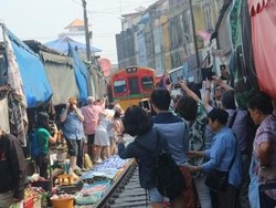 Tuut..Tuut.. Yuk Lihat Pasar di Tengah Rel Kereta Api