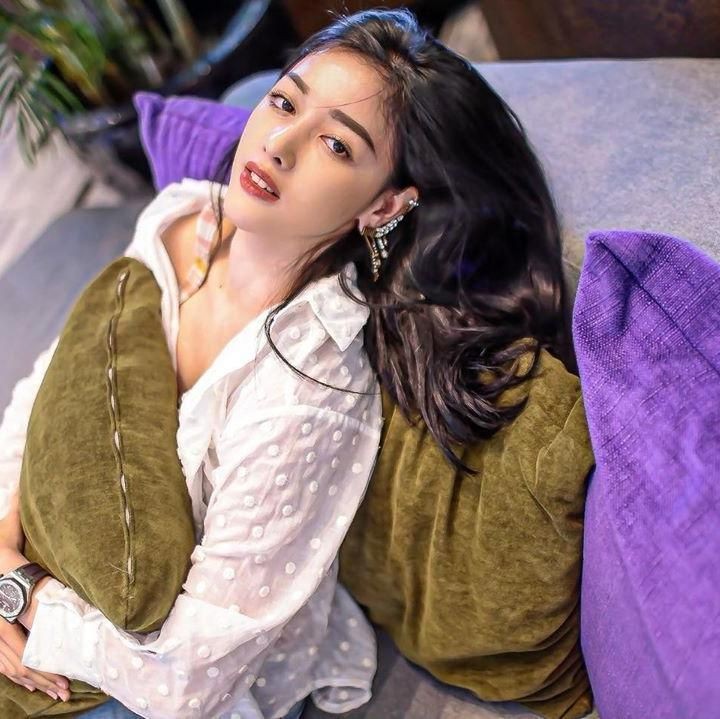 <p>Berpose duduk di sofa, penampilan Siwi dengan baju putih dan celana jeans terlihat simple. (Foto: Instagram @w_hadinata)</p>