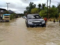 Banjir di Samarinda, Polisi Kerahkan Truk Pasukan untuk Angkut Warga