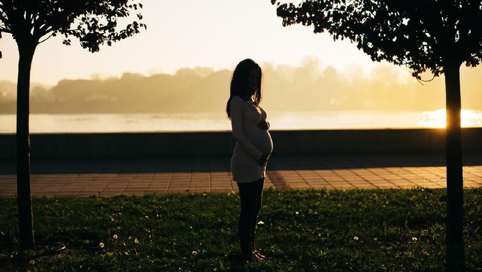Silhouette of pregnant woman