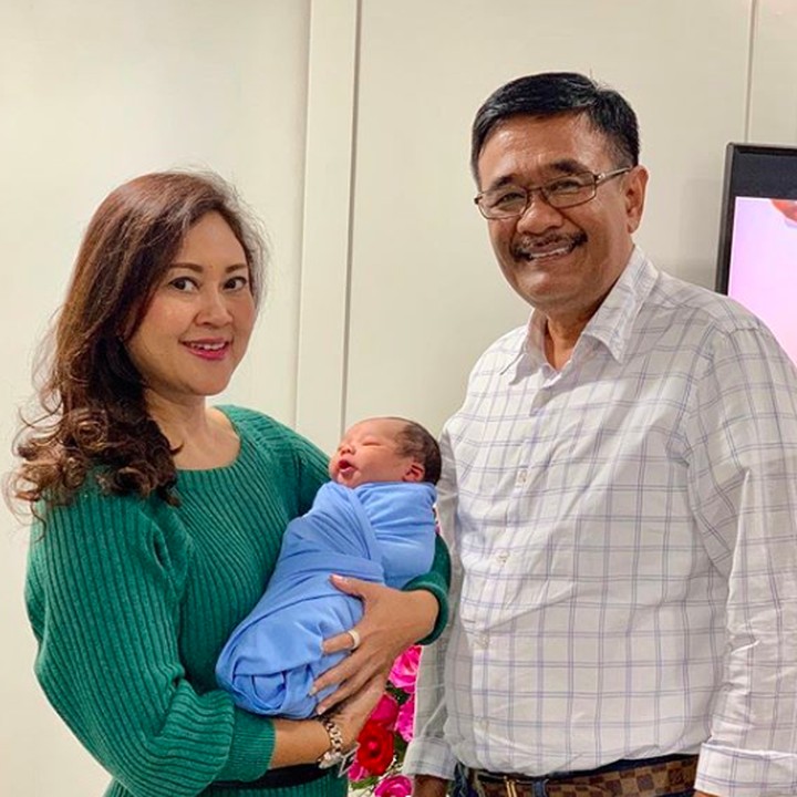 <p>Saat Djarot dan Happy menjenguk Yosafat. Sebagai ibu, Happy juga masih luwes menggendong bayi. (Foto: Instagram)</p>