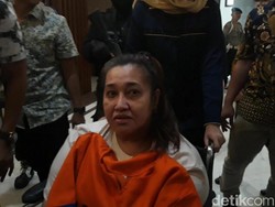 Dokter Eva Histeris Minta Maaf di Depan Jenazah Johny Indo