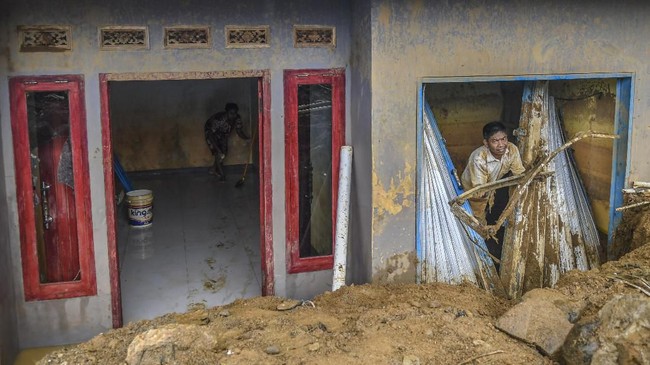 Sebanyak 10 rumah terdampak karena longsor di Desa Sukatani, Ngamprah, Kabupaten Bandung, satu di antaranya tertimbun tanah.