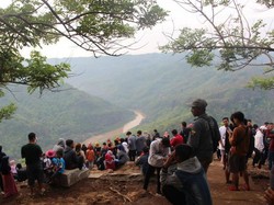 Cantiknya Pegunungan dan Sungai di Kebun Buah Mangunan