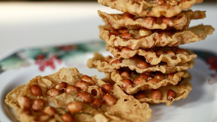 Bunda pernah kesal enggak, bikin rempeyek atau peyek, setelah dingin eh malah melempem? Coba simak tips menggoreng peyek berikut ini. Awet banget krenyesnya.