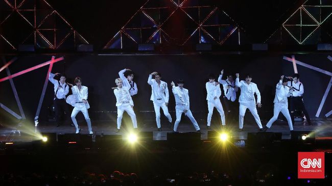 Leeteuk yang merupakan leader Super Junior menyebut dirinya bahagia mengawali tahun dengan penggemar mereka di Indonesia.