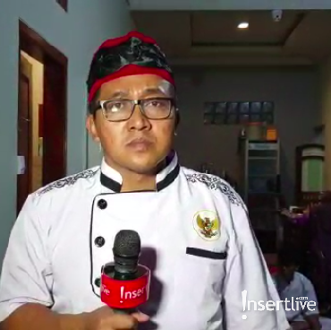 Klarifikasi Teddy Terkait Peci yang Jadi Sorotan Publik