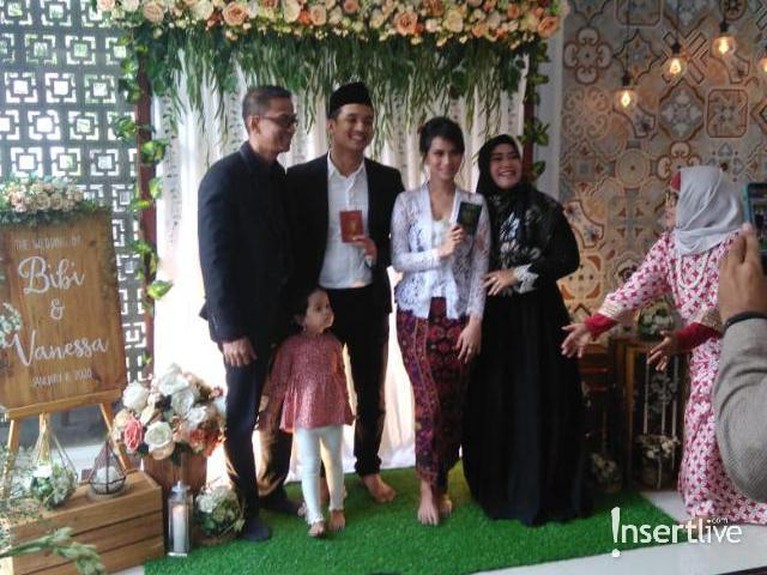 Deretan Potret Bahagia Pernikahan Vanessa Angel - Bibi Ardiansyah Vanessa Angel dan Bibi Ardiansyah telah sah menikah secara hukum negara pada Sabtu (11/1). Berikut deretan potret bahagianya.