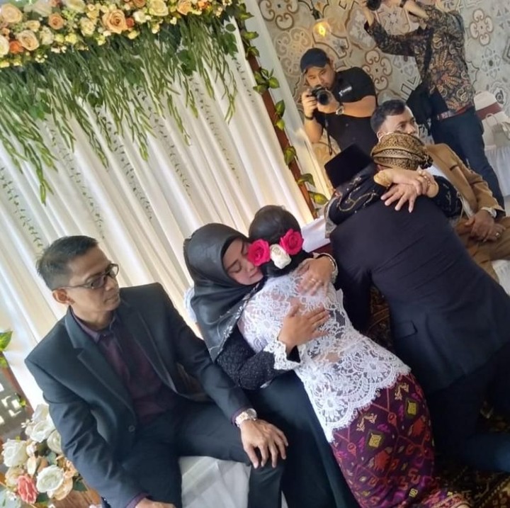 <p>Prosesi sungkeman usai menikah juga dilakukan. Pasangan ini tampak memeluk erat keluarga mereka. (Foto: (dok. Doddy Sudrajat))</p>