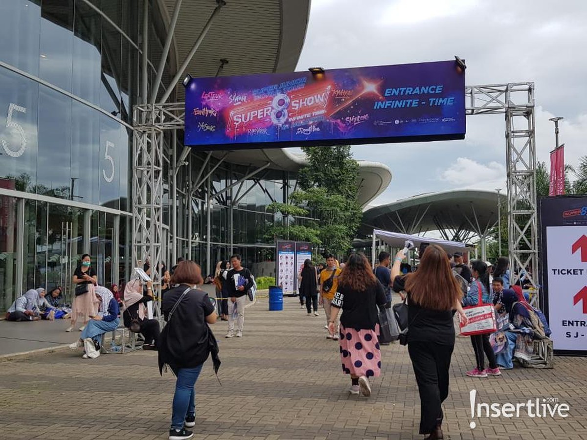 Suju menggelar konser bertajuk Super Junior World Tour - Super Show 8&colon; Infinite Time di ICE BSD&comma; hari ini&comma; Sabtu &lpar;11&sol;1&rpar;&period; Berikut antusisme penggemar&period;