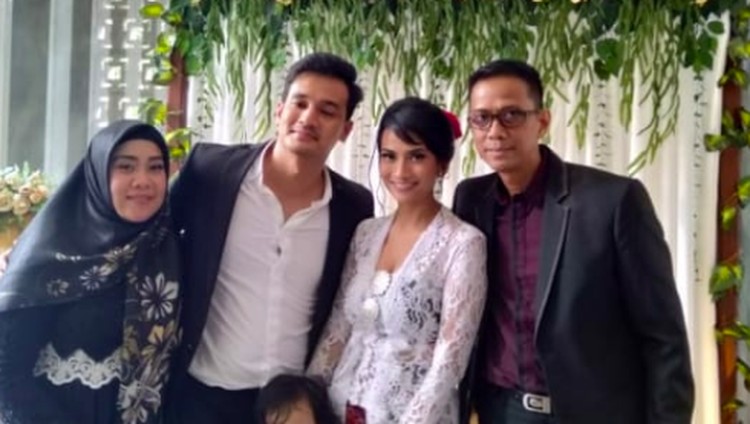 Kabar miring pernikahan Vanessa Angel dan Bibi tak direstui sang ayah ditepis oleh MC pernikahannya. Sang MC beberkan sang ayah, Doddy Sudrajat jadi wali nikah.