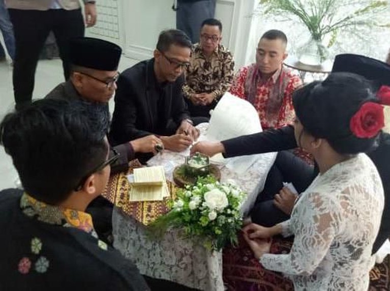 Deretan Potret Bahagia Pernikahan Vanessa Angel - Bibi Ardiansyah Vanessa Angel dan Bibi Ardiansyah telah sah menikah secara hukum negara pada Sabtu (11/1). Berikut deretan potret bahagianya.
