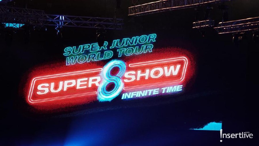 ELF, sebutan untuk penggemar Super Junior sambut konser Super Show 8 : Infinite Time di Jakarta dengan lagu milik Gigi yang berjudul 11 Januari.