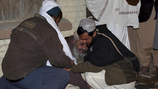 FOTO: Ratap Korban Ledakan Bom di Masjid Pakistan