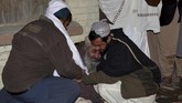 FOTO: Ratap Korban Ledakan Bom di Masjid Pakistan Ledakan bom mengguncang masjid di Quetta, Pakistan, saat jemaah menggelar salat Jumat kemarin.