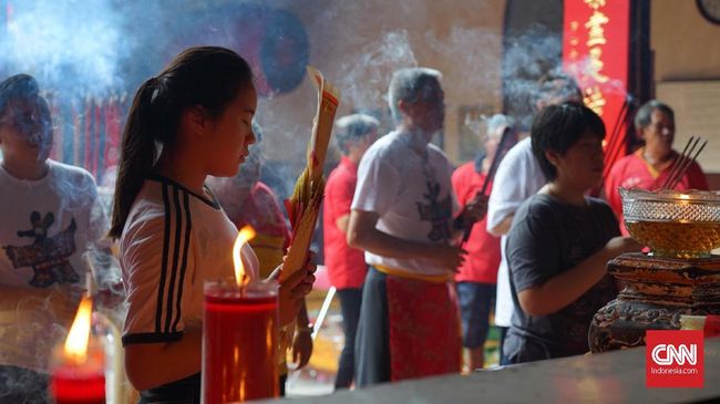 Sebelum dibuka, panitia Pasar Imlek Semawis di Semarang melakukan tradisi Ketok Pintu.