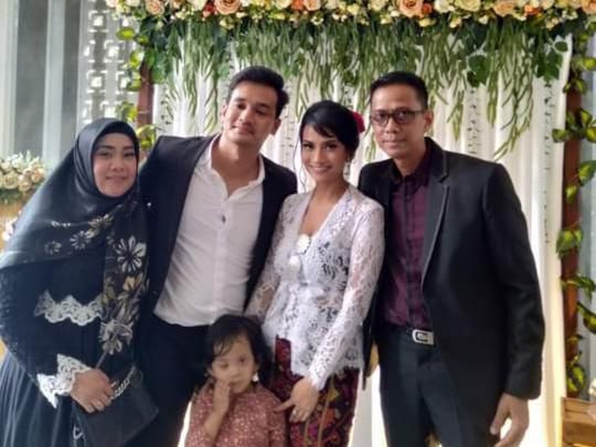 Vanessa Angel dan Bibi Ardiansyah telah sah menikah secara hukum negara pada Sabtu &lpar;11&sol;1&rpar;&period; Berikut deretan potret bahagianya&period;